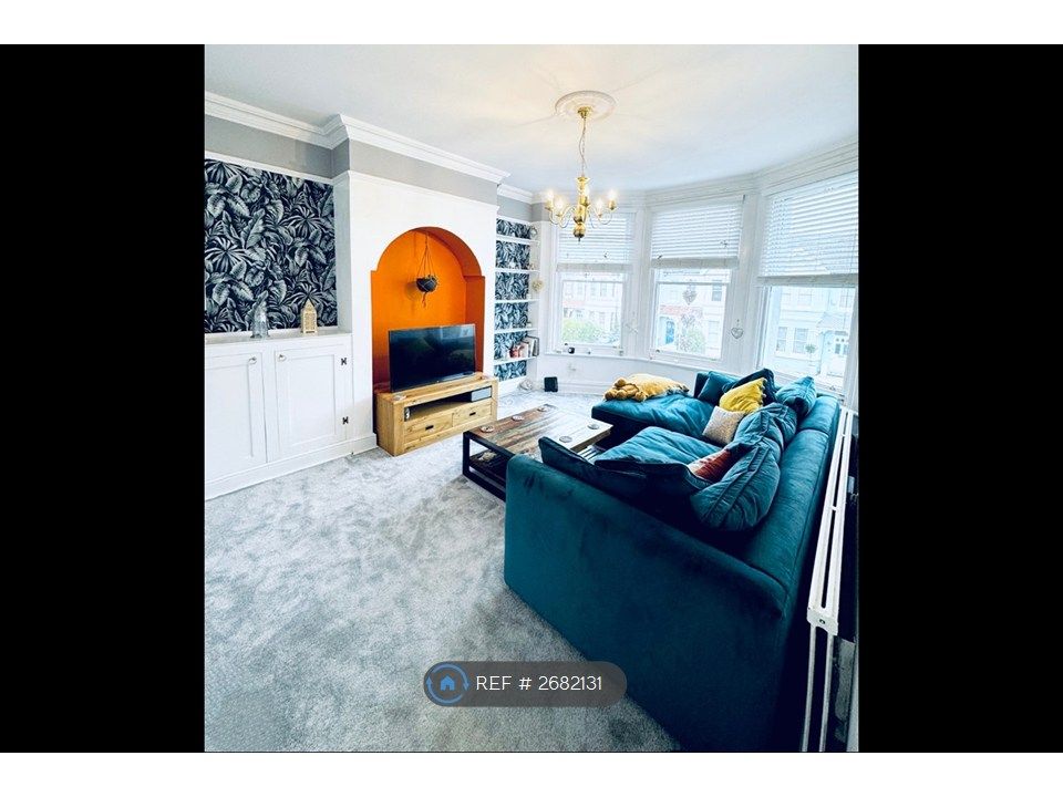 Property photo 1 of 10 Spacious & Cosy Living Room