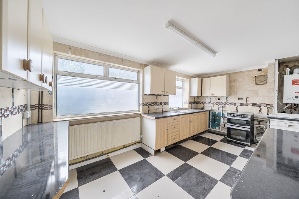 Property photo 2 of 22 1358730-16-68d6Bb...