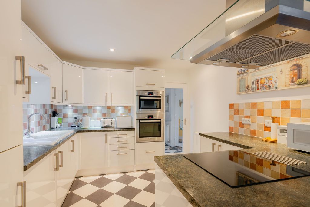 Property photo 3 of 20