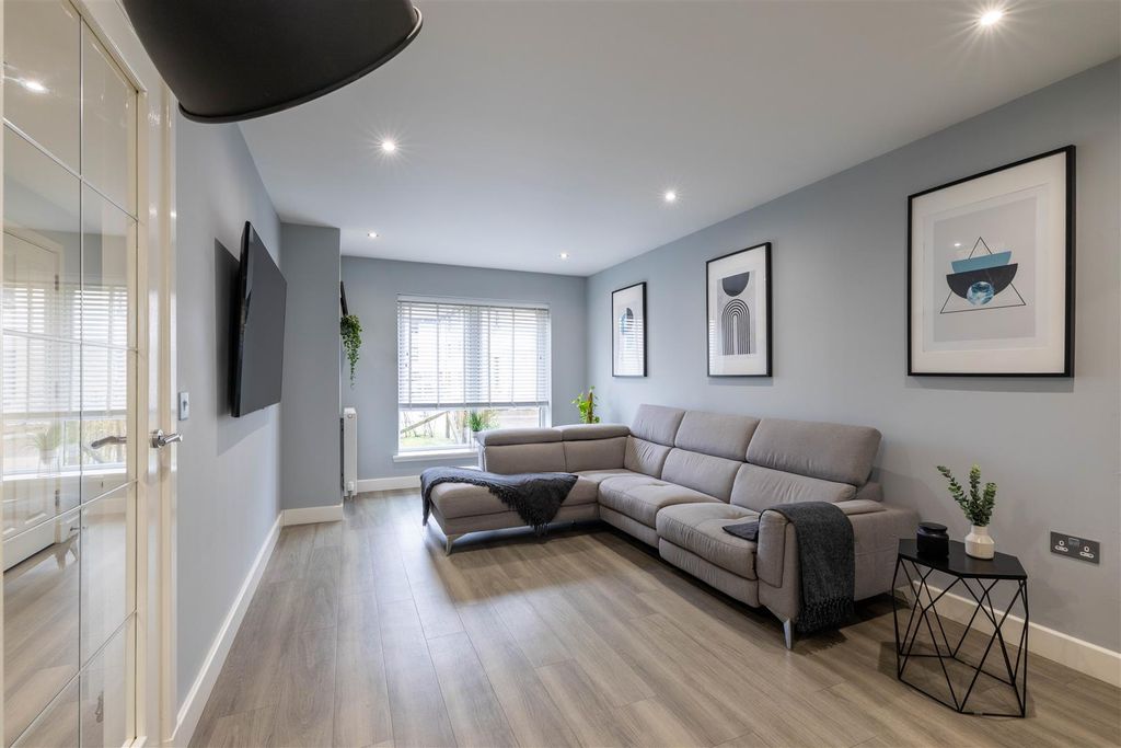 Property photo 2 of 27 S002.Jpg