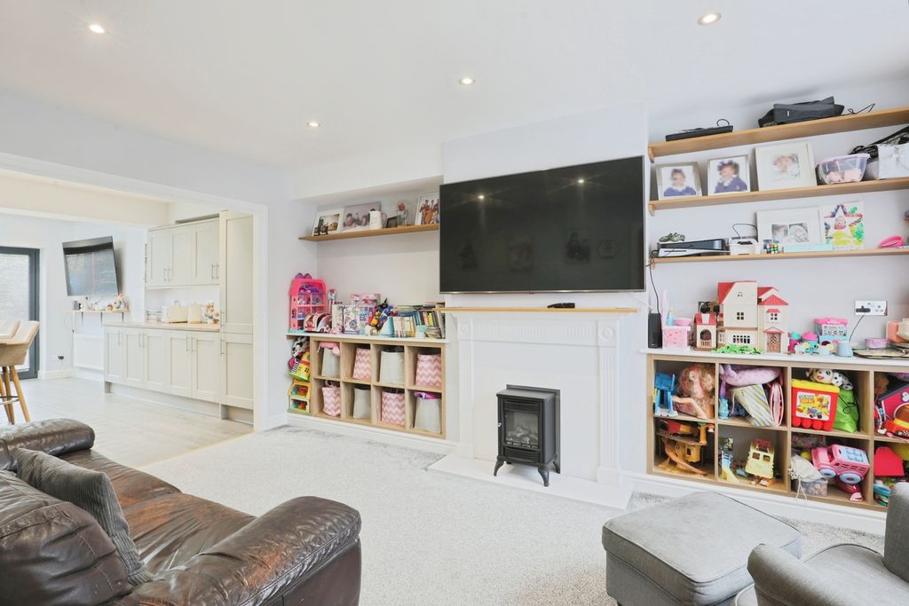 Property photo 2 of 17 Photo