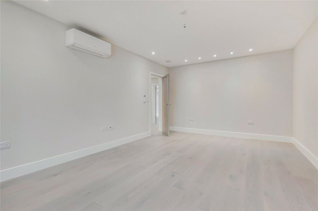 Property photo 2 of 28 Picture No. 02