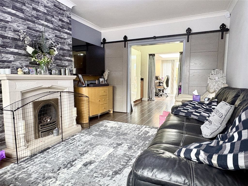 Property photo 3 of 17 Lounge