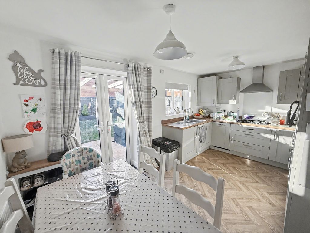 Property photo 3 of 18 Image00051