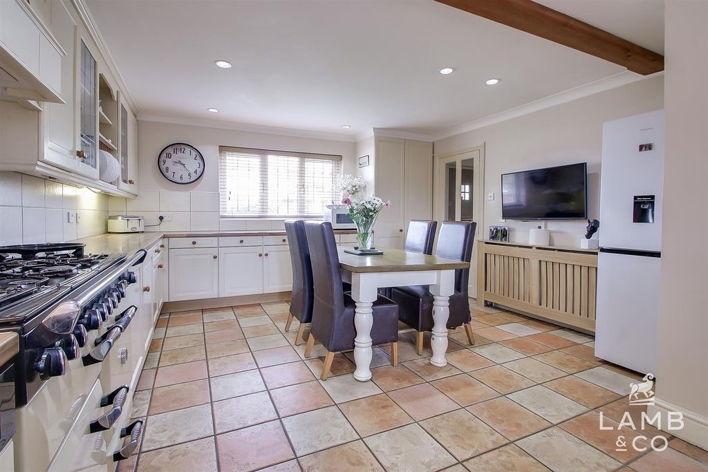 Property photo 3 of 38 Kitchen/Breakfast Room