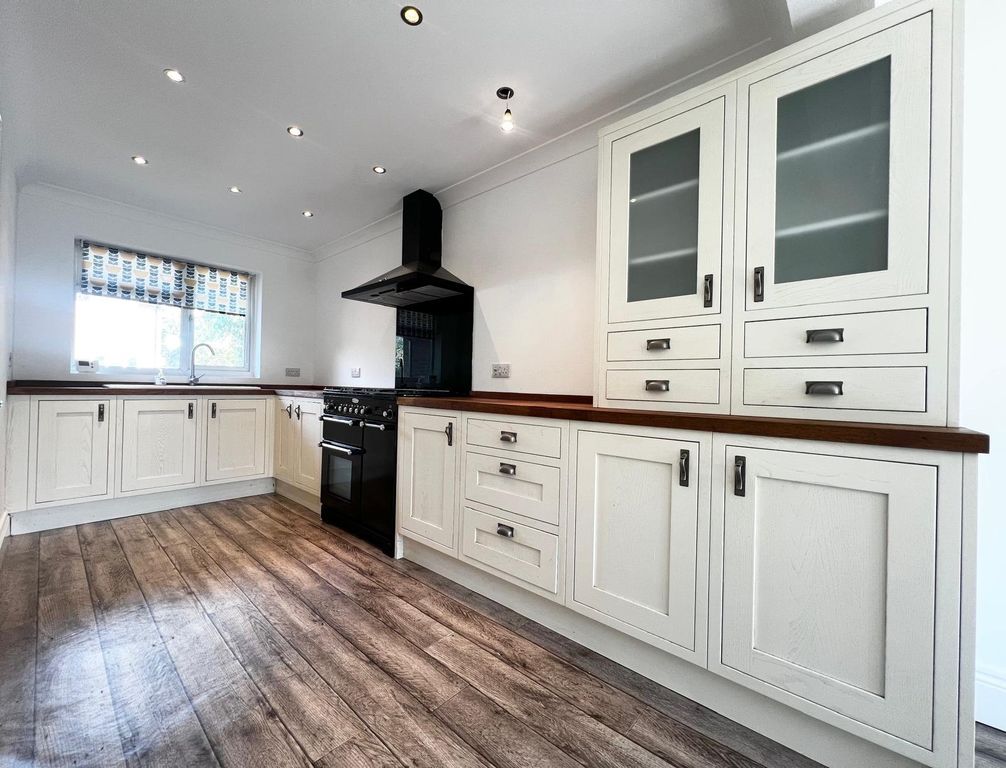 Property photo 2 of 9 Kitchen