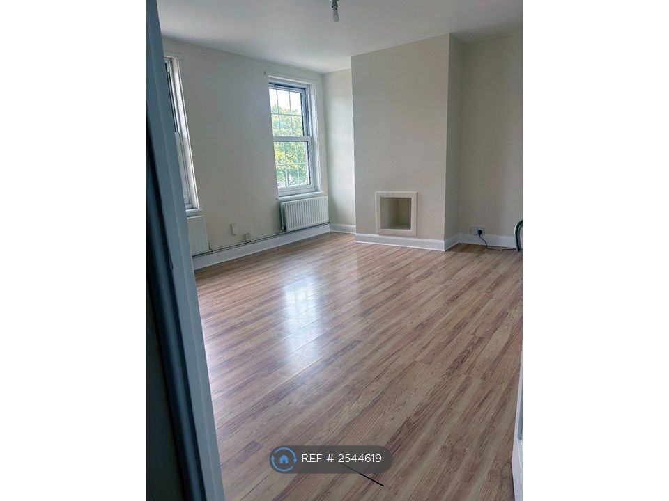 Property photo 1 of 17 Living Room