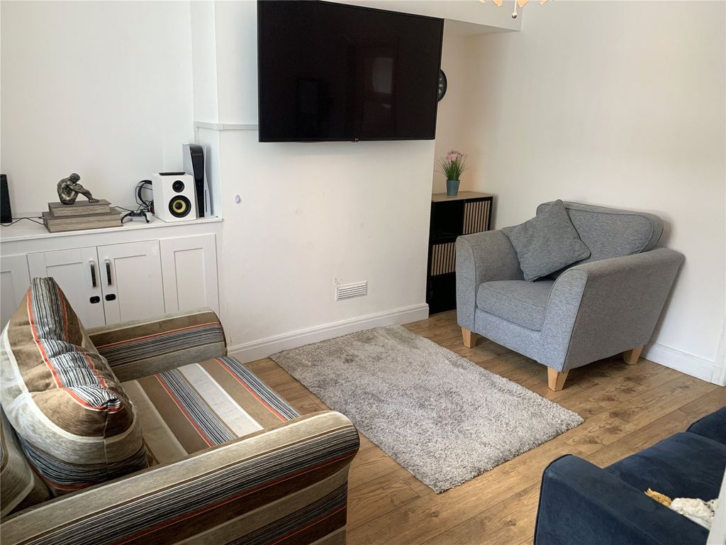 Property photo 3 of 17 Lounge