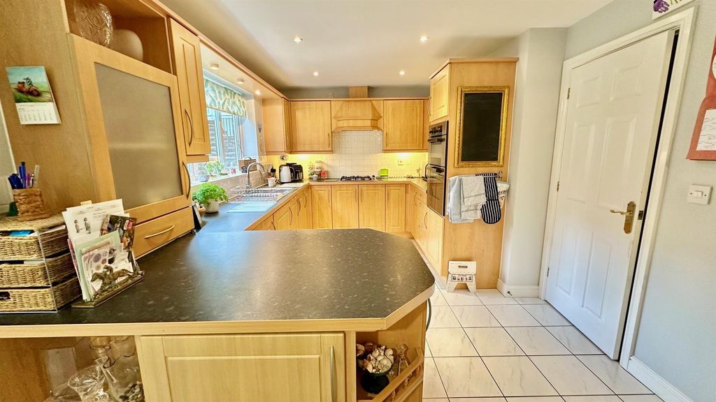 Property photo 2 of 33