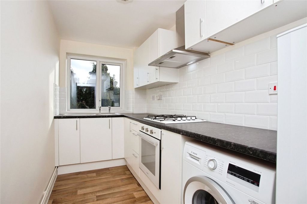 Property photo 3 of 11 Kitchen