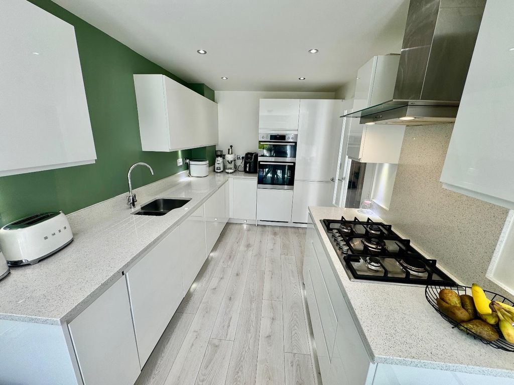 Property photo 3 of 14 Kitchen