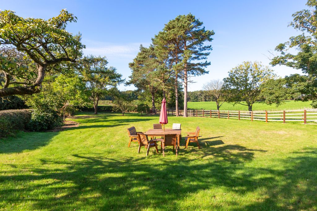 Property photo 3 of 10 Garden