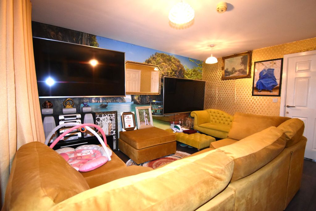 Property photo 3 of 12