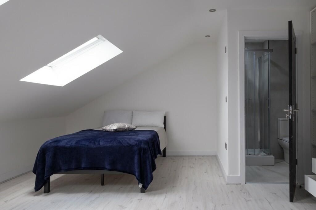 Property photo 3 of 15 Bright, Minimalist Attic Double Bedroom With A Sky...
