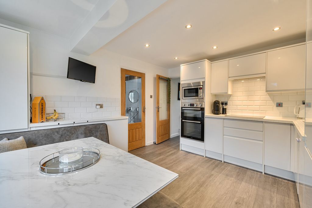 Property photo 2 of 20 1377318-9-690Dbfe...