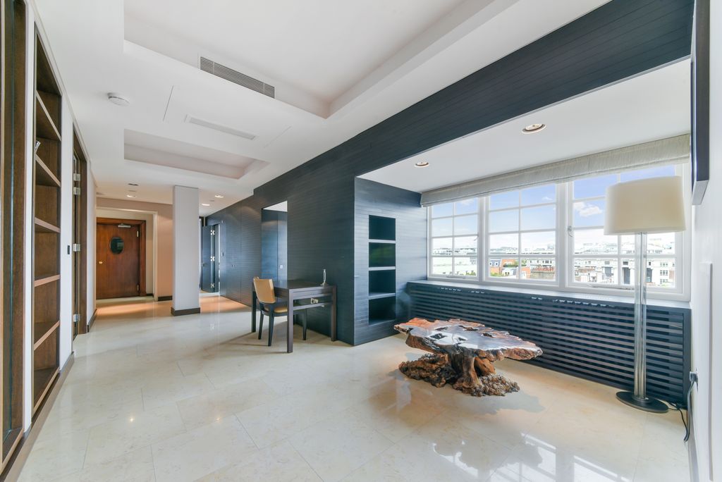 Property photo 2 of 23 Entrance Hall