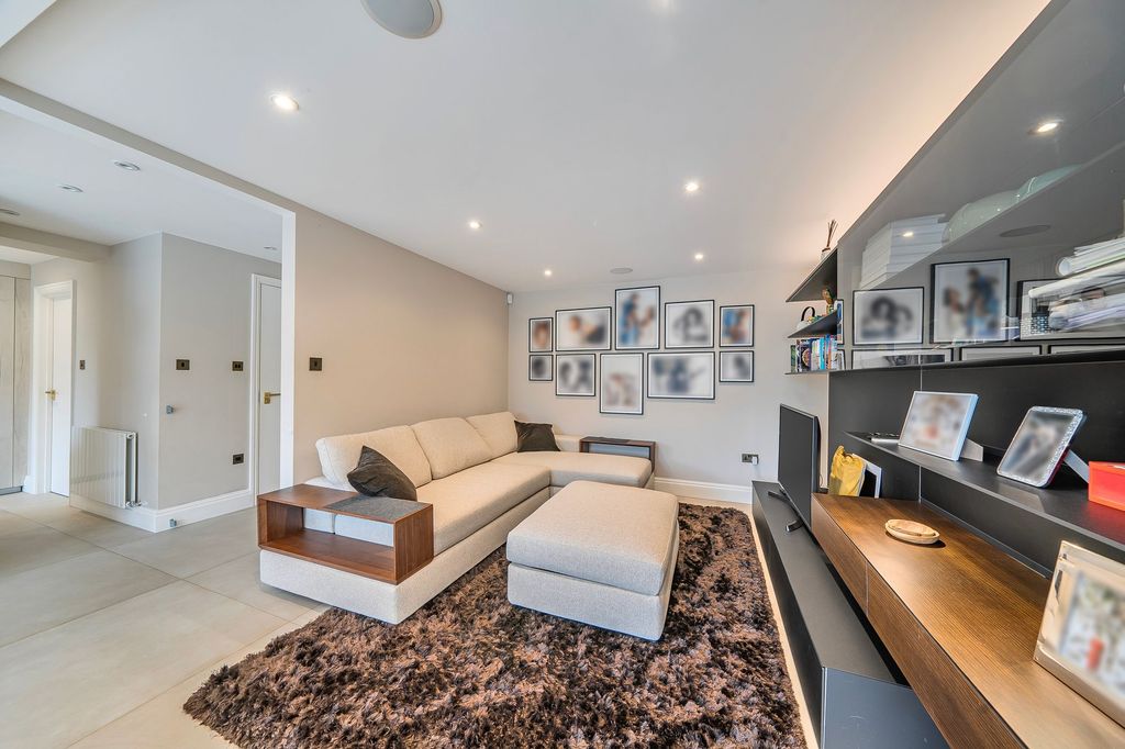 Property photo 3 of 18 Lounge