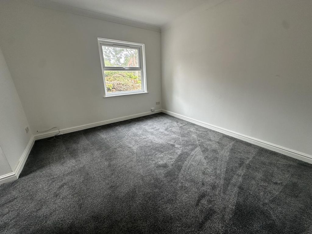 Property photo 2 of 6 Bedroom