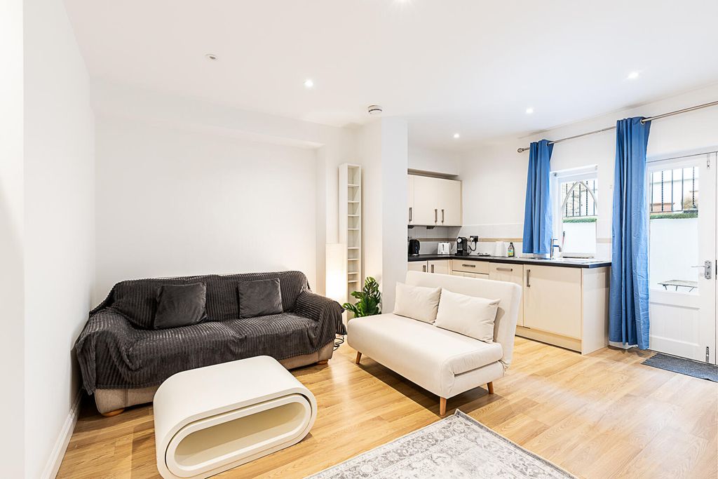 Property photo 2 of 16 Ipse1 - Lower Ground, 48 Upcerne Road.Jpg