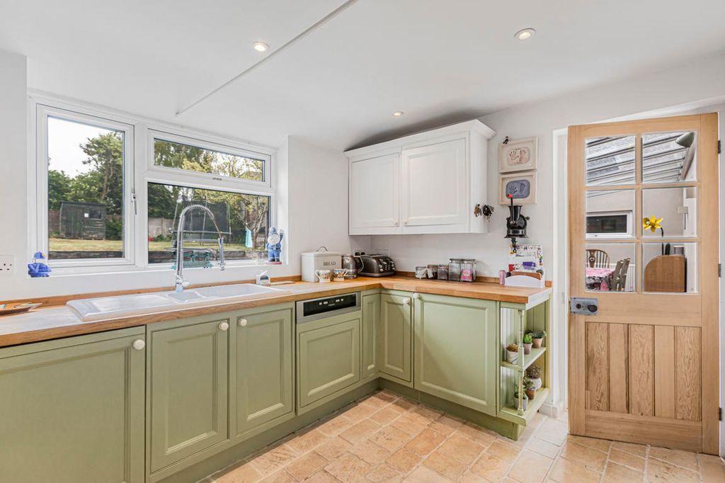 Property photo 3 of 27