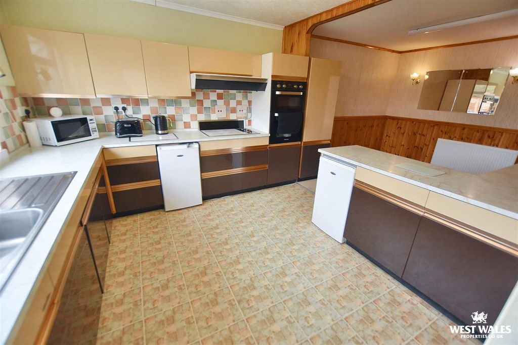 Property photo 3 of 25 6 - 2025-10-26T201544.731.Jpg