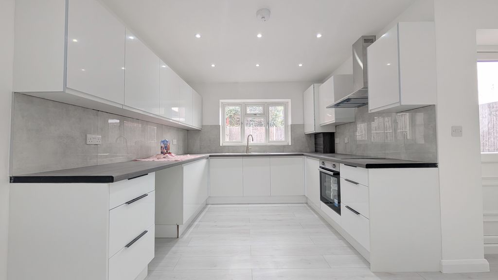 Property photo 3 of 21 Image