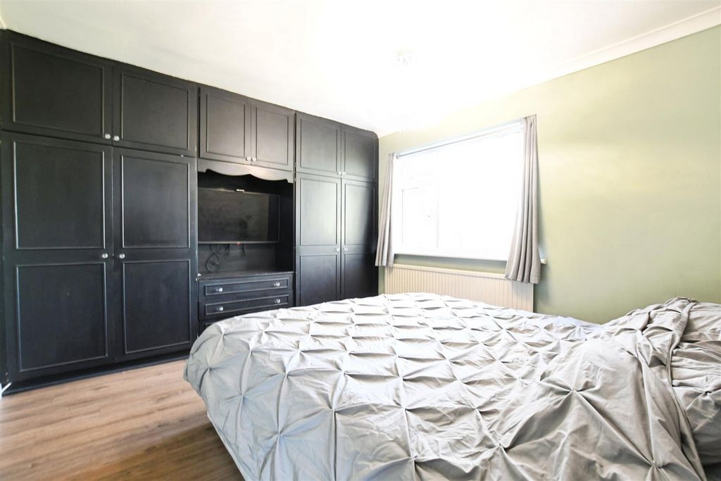 Property photo 3 of 17 Bedroom 1