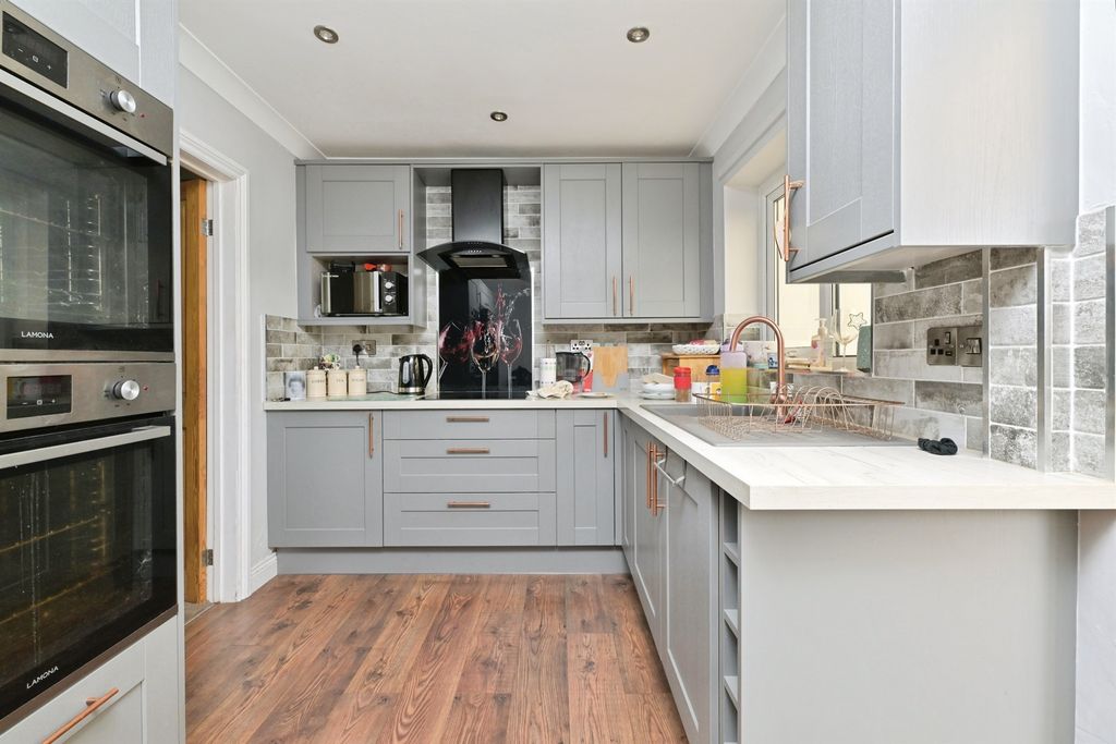 Property photo 2 of 16 Kitchen/Dining Room