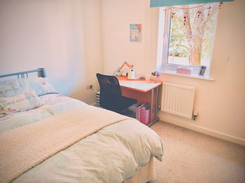 Property photo 2 of 7 A Bright And Inviting Double Bedroom With A Cozy d...