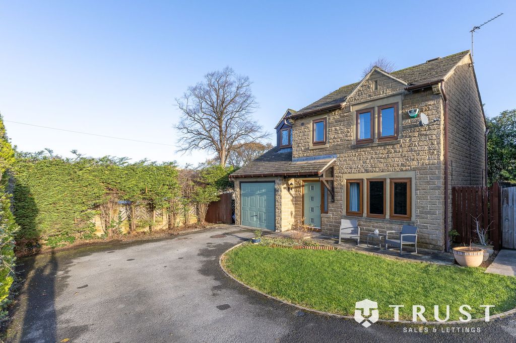 3 bed detached house for saleRichmond Park Avenue, Roberttown, Liversedge WF15