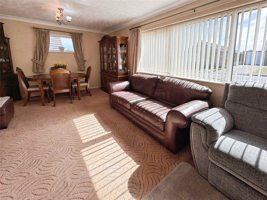 Property photo 3 of 13 Lounge