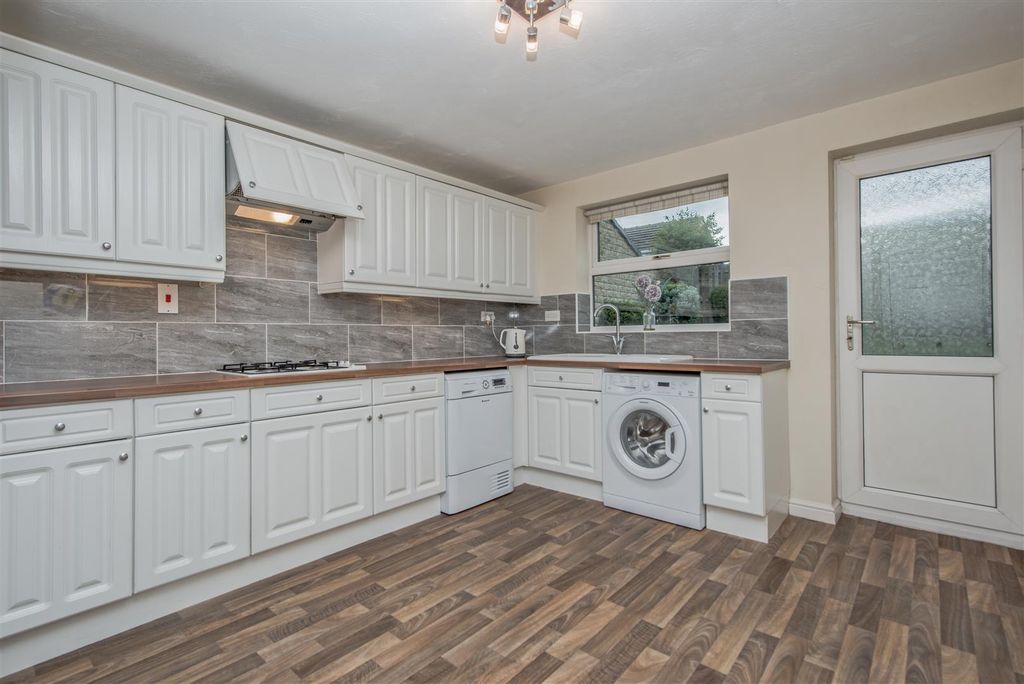 Property photo 3 of 34 Fitted Kitchen: