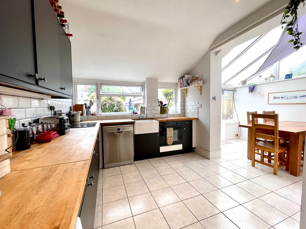 Property photo 2 of 24 Kitchen