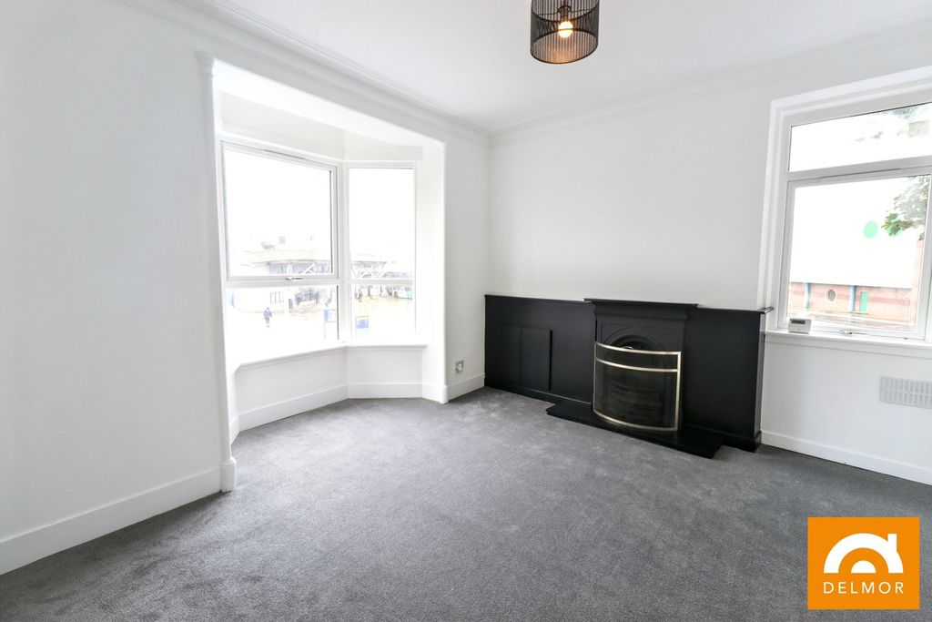 Property photo 3 of 19 Lounge