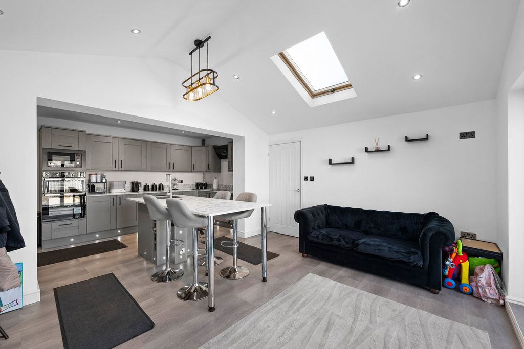 Property photo 3 of 28