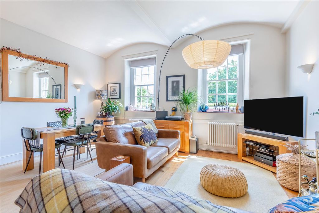 Property photo 3 of 18 8648552-Interior05.Jpg