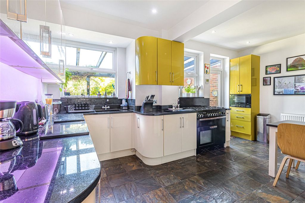 Property photo 3 of 19 Kitchen