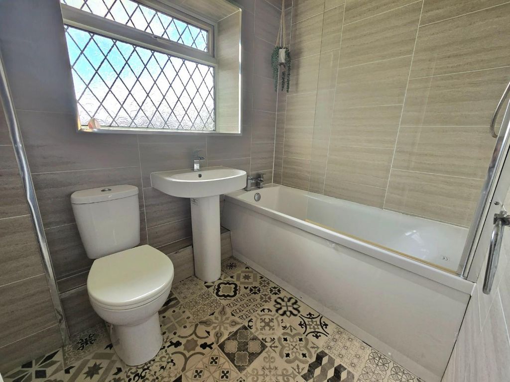 Property photo 3 of 10 Bathroom