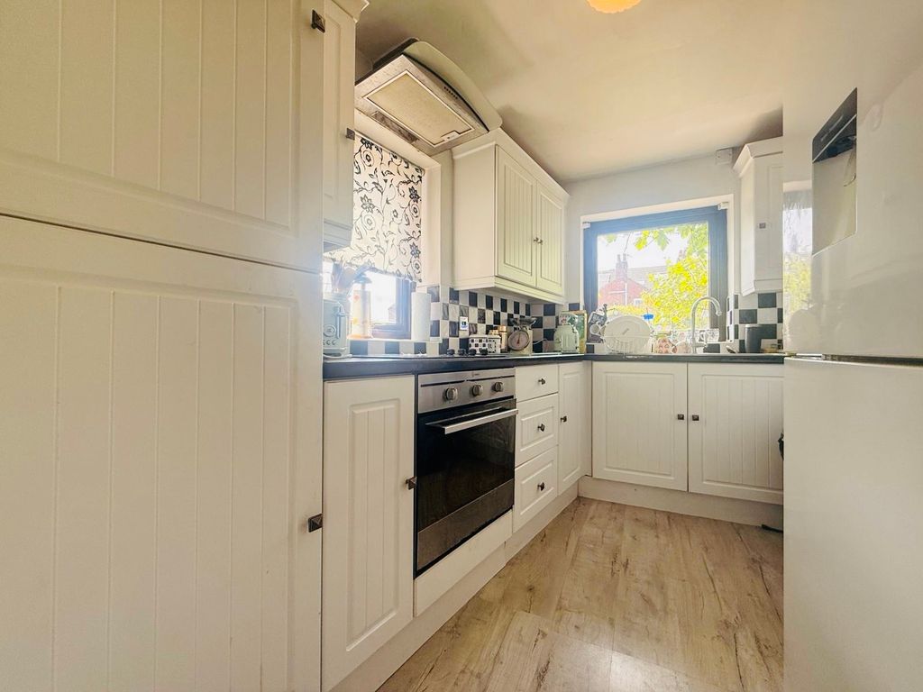 Property photo 3 of 10 Kitchen