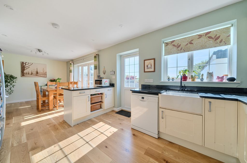 Property photo 2 of 20 Kitchen
