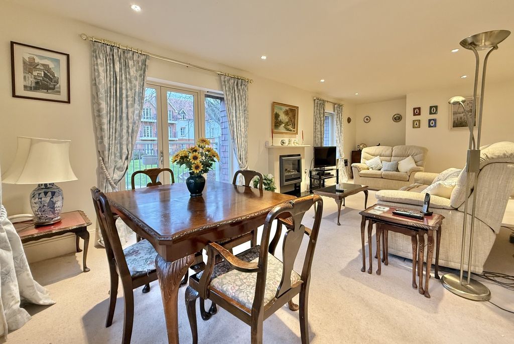 Property photo 2 of 22 Living Room