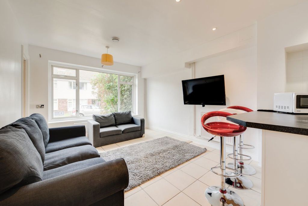 Property photo 3 of 27