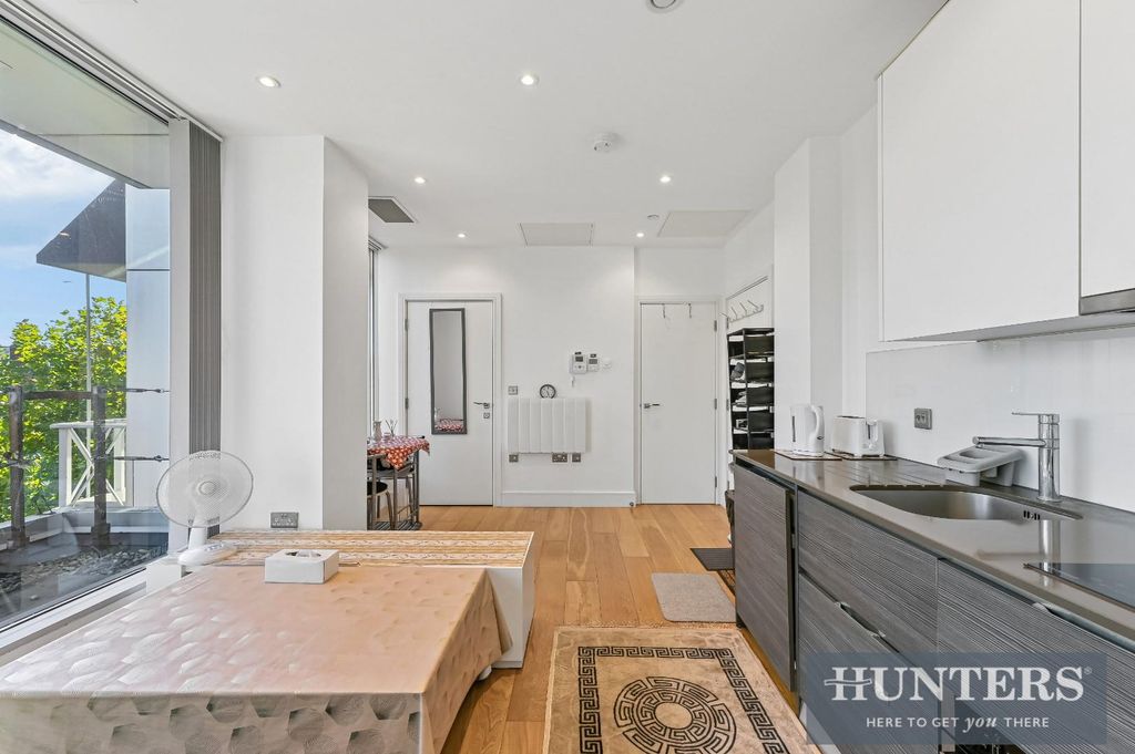 Property photo 2 of 8 Trinity Square-7.Jpg