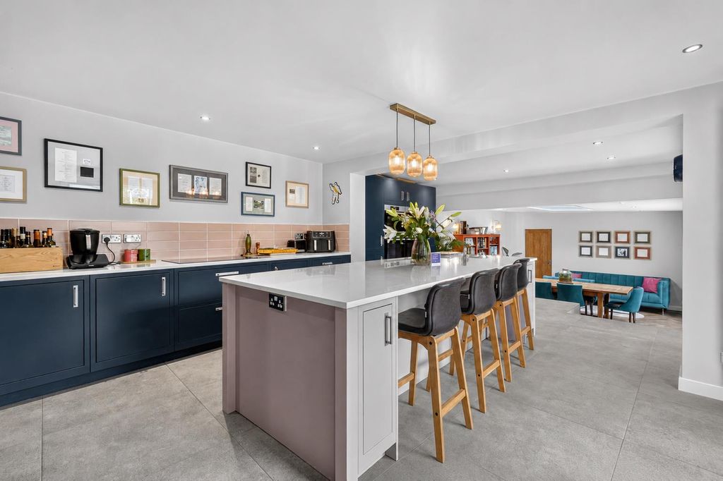 Property photo 2 of 16 79.Png