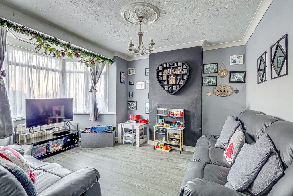 Property photo 3 of 18