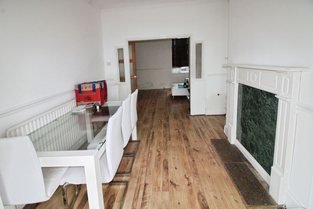 Property photo 2 of 16 Lounge Diner.Jpg