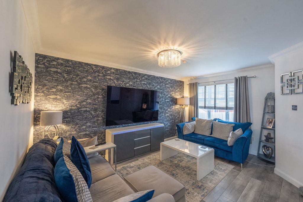 Property photo 2 of 31 Living Room