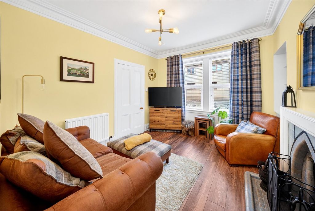 Property photo 3 of 16 Lounge