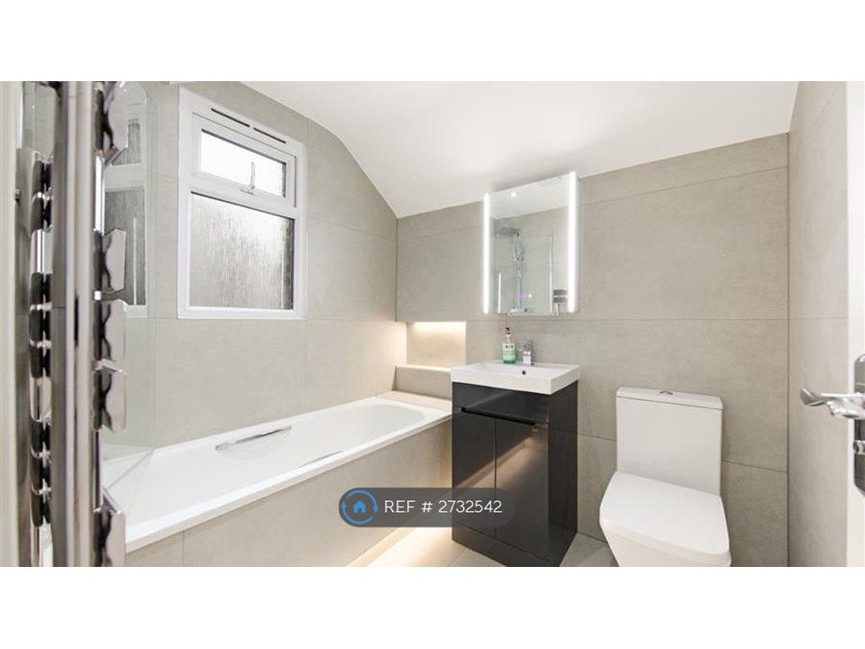 Property photo 3 of 10 Bathroom