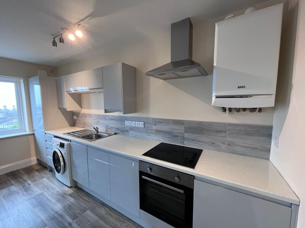 Property photo 3 of 11 Kitchen